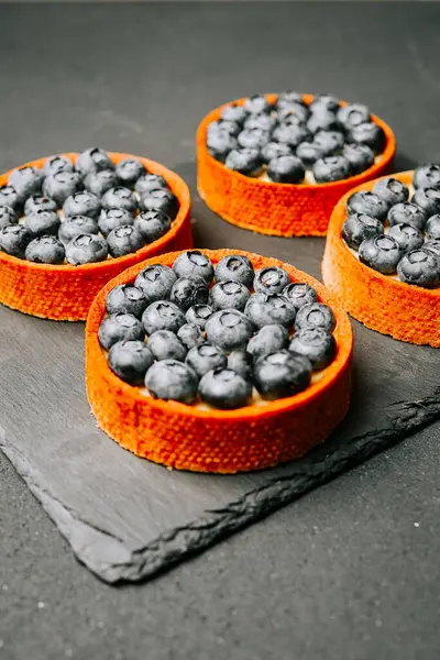 Canlı turuncu kabuklu yabanmersinli turtalar tahtada servis ediliyor.