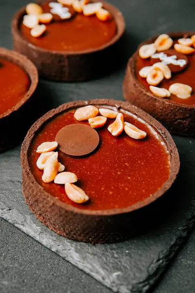 Karamelli ve fındıklı lezzetli çikolatalı tart.