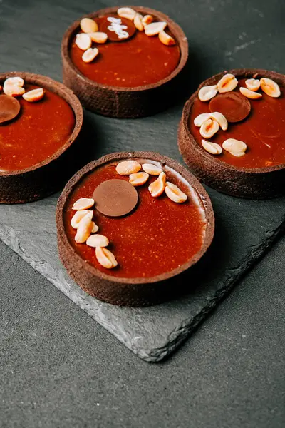 Nefis bir şekilde hazırlanmış çikolata tatlısı ve arkaplanda karamel.