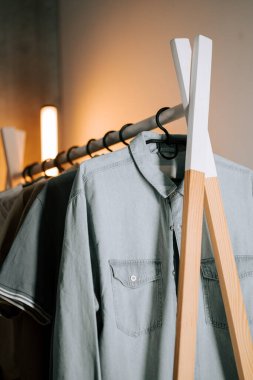 Modern bir perakende satış yerinde akşam saatlerinde şık kıyafetler sergilenir.