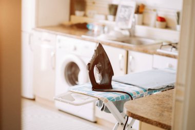 Demir gün boyunca Parlak Çamaşır Odasında Ütü Kurulu 'nda durur