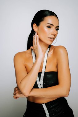 Zarif modeller şık kıyafetler ve göz alıcı aksesuarlarla rahatça poz verirler.