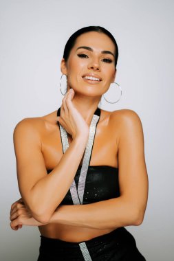 Fotoğraf çekimi sırasında kendine güvenen zarif bir kadın.