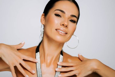 Rahat bir pozla yakın plan bir güzellik çekiminde zerafeti gösteren bir model.