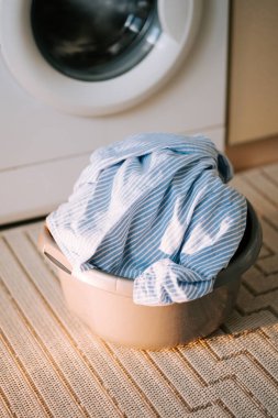 Ev ortamında kirli çamaşırları ayıklamak ve hazırlamak.