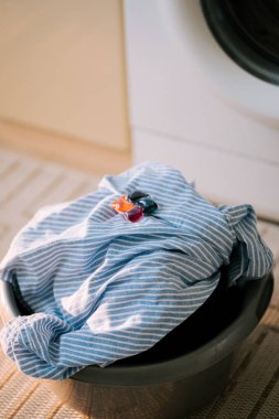 Kirli çamaşırları çamaşır odasında çamaşır makinesinde yıkıyorlar.