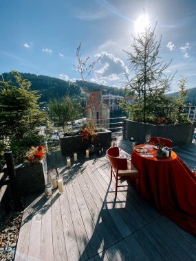 Güneş ışığı altında dağ manzaralı güzel bir açık hava yemek düzeni.