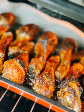 Izgara tavuk budu pişirme fırında pişiyor ve ev mutfağında çıtır çıtır derili.