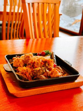 Öğle yemeği sırasında sıcak bir restoranda servis edilen leziz kızarmış tavuk tabağı.