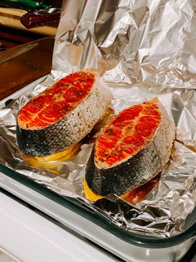 Ev mutfağındaki fırında pişirmek için taze somon filetosu.