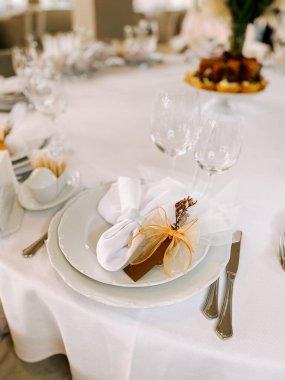 Özel bir kutlama için dekoratif peçeteli şık bir masa.