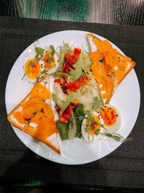 Taze salata ve kızarmış ekmekle birlikte yumurta tabağı akşamları sıradan bir lokantada servis ediliyor.