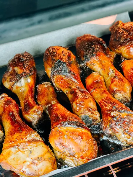 Bir yaz toplantısında ızgara tavuk budu pişirmek.