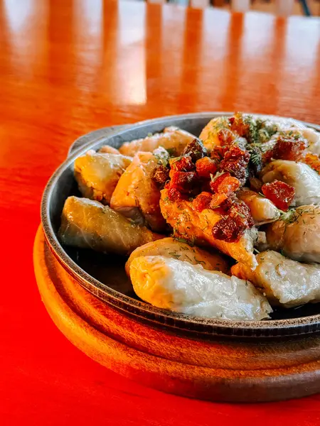 Konforlu bir yemek ortamında servis edilen lezzetli geleneksel hamur köfteleri.