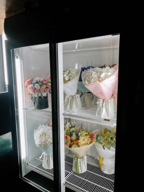 Manzaralı bakış açısı, göl kenarındaki bir sehpa tarafından çerçevelenmiş doğal bir manzarayı gösteriyor.