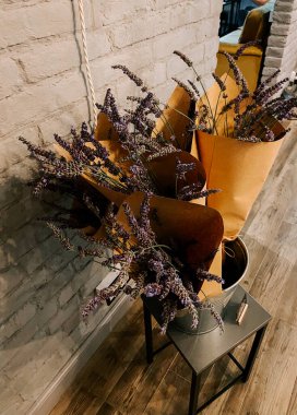 Manzaralı bakış açısı, göl kenarındaki bir sehpa tarafından çerçevelenmiş doğal bir manzarayı gösteriyor.