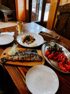 Manzaralı bakış açısı, göl kenarındaki bir sehpa tarafından çerçevelenmiş doğal bir manzarayı gösteriyor.