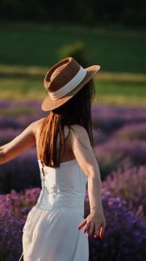 Gün batımında lavanta tarlasında huzurlu bir anın tadını çıkarıyorum.