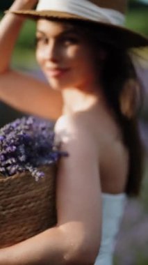 Bir sepet lavantalı kadın güzel bir bahçe ortamında güneşli bir günün tadını çıkarıyor.