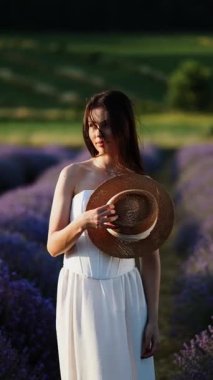 Lavanta tarlasında altın saatinde hasır şapkalı güzellik