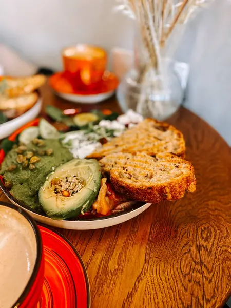 Avokado, kızarmış ekmek ve kahve ile sıcacık bir kafede kahvaltı.