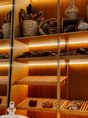 Fırın vitrininde taze ekmek ve hamur işleri sergileniyor.