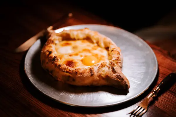 Geleneksel Adjarian Khachapuri sade bir tabakta servis yapıyordu.