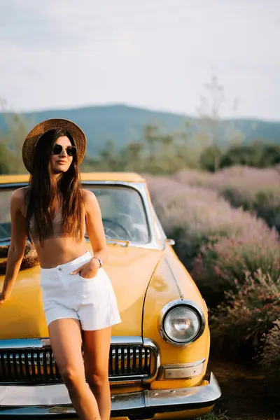 Lavanta tarlasında güneşli bir günün tadını çıkaran bir kadın.