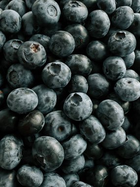 Yerel pazar hasadından toplanmış taze yaban mersini.