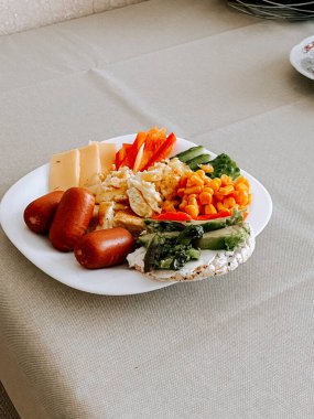 Evde yemek masasında bir tabağa yerleştirilmiş lezzetli sağlıklı yiyecekler.