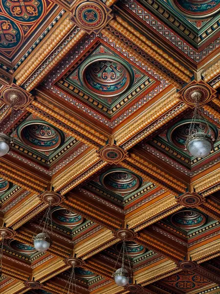 Tarihi binalarda karmaşık ahşap tavan tasarımı zengin işçilik ve sanat eserleri sergiliyor