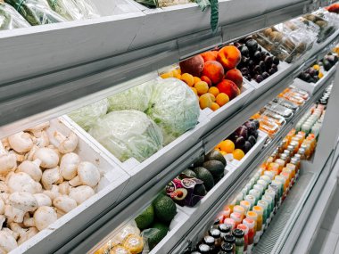 Gündüzleri çeşitli meyve ve sebzelerle süpermarkette taze ürünler sergilenir