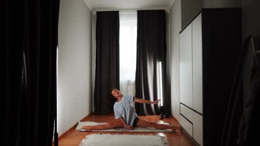 Güneşli bir günde, kapalı bir ortamda esneklik için esneme hareketleri.