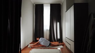 Sabah saatlerinde kapalı bir mekanda esnek esneme hareketleri.