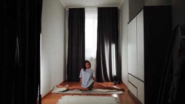 Sabah saatlerinde rahat bir yaşam alanında esneme rutini