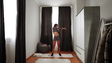 Esneklik ve rahatlama için kapalı bir alanda esneme rutini