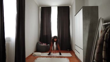 Kapalı bir alanda esneklik ve rahatlama için esneme rutini