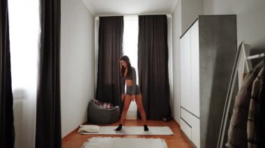 Spor meraklıları için sabah saatlerinde konforlu yaşam sahasında ev işleri rutini