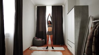 Esneklik ve rahatlama için kapalı bir alanda esneme rutini