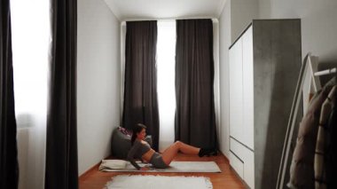 Gün boyunca kapalı alanda minimalistik çalışma oturumu