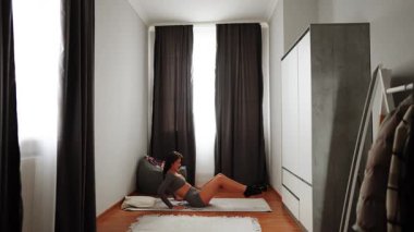 Yoga pratiği sabah minimalistik bir kapalı alanda yapılıyor.