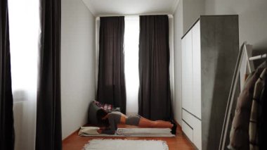 Çekirdek kuvvet eğitimi için parlak minimalist bir odada plank egzersiz rutini