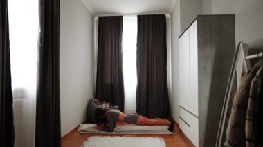 Evde güç ve çekirdek dengesi için plank egzersiz rutini