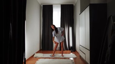 Öğleden sonra, sıcak bir odada dans ederken doğal ışık içeri giriyor.