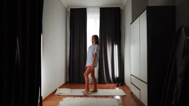 Sabah saatlerinde doğal ışıkla sakin bir odada yoga pratiği yapmak.