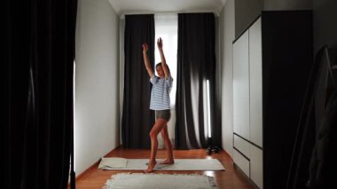 Rahat bir yerde esneme ve hareket ile kapalı yoga pratiği