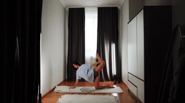 Daha iyi esneklik ve rahatlama için evde esneme hareketleri.