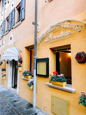 Avrupa 'nın tarihi bir caddesinde gün batımında saksıları olan büyüleyici bir restoran.