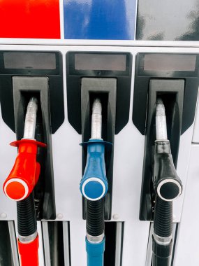 Benzin bidonları öğleden sonra güneşliğinde bir benzin istasyonunda kullanıma hazır.