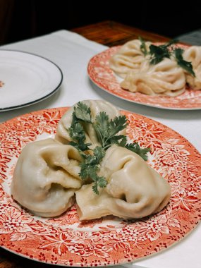 Dekoratif tabaklarda servis edilen lezzetli hamur tatlısı.